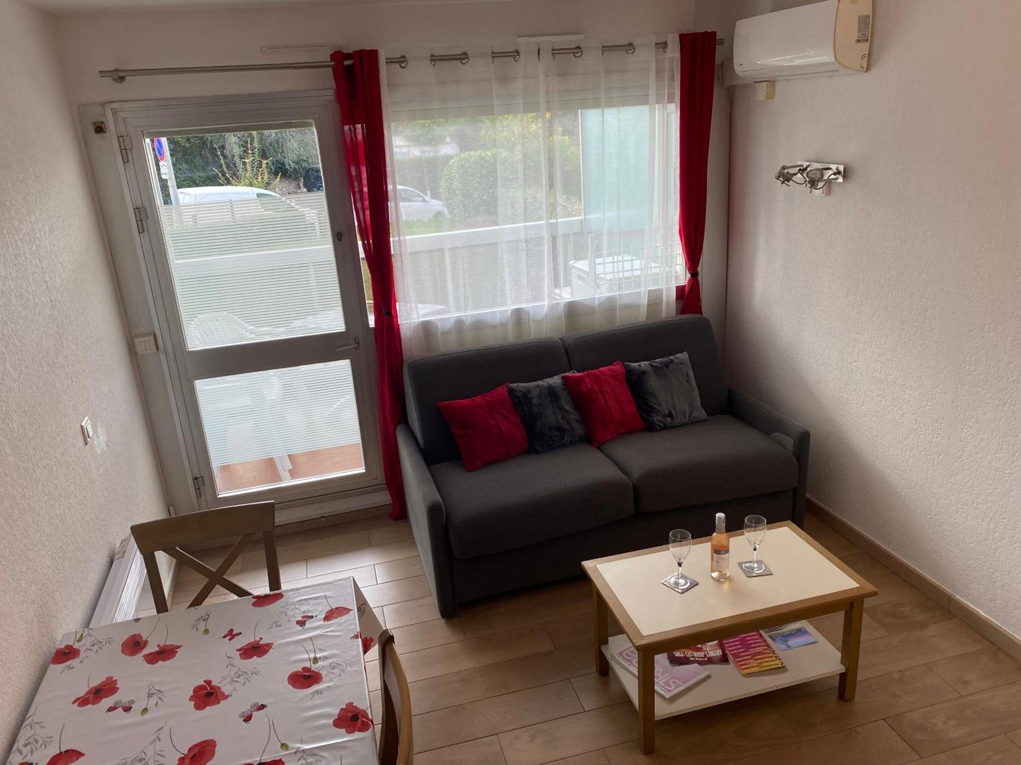 Apartment En Classe 2 Etoiles Au Bord De 4 Couchages Avec Lit Superpose Et Au Salon Un Canape Convertible Et Piscine A 300 M Des Transports Communs,gare Ferroviaire,commerces Et Plages Antibes