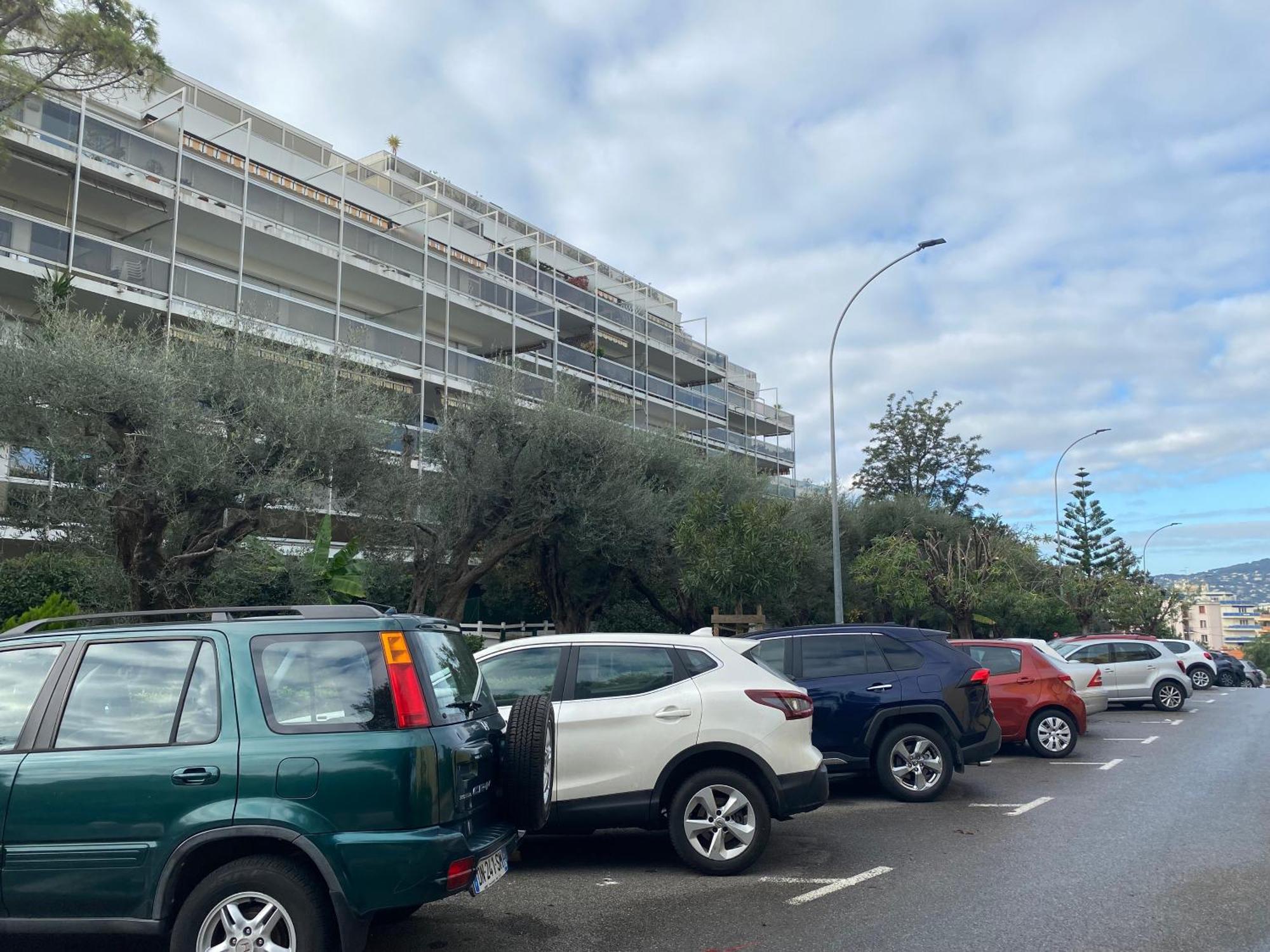 En Classe 2 Etoiles Au Bord De 4 Couchages Avec Lit Superpose Et Au Salon Un Canape Convertible Et Piscine A 300 M Des Transports Communs,gare Ferroviaire,commerces Et Plages Apartment Antibes