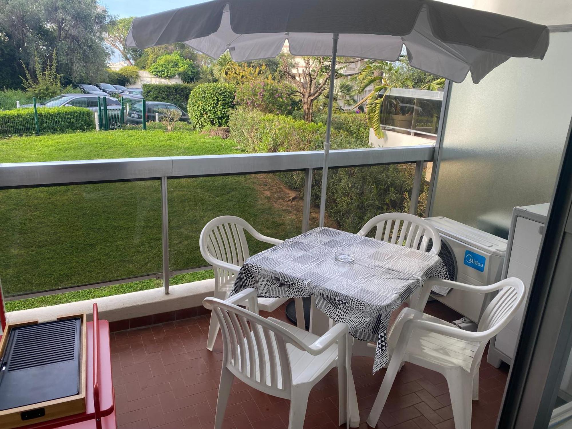 Apartment En Classe 2 Etoiles Au Bord De 4 Couchages Avec Lit Superpose Et Au Salon Un Canape Convertible Et Piscine A 300 M Des Transports Communs,gare Ferroviaire,commerces Et Plages