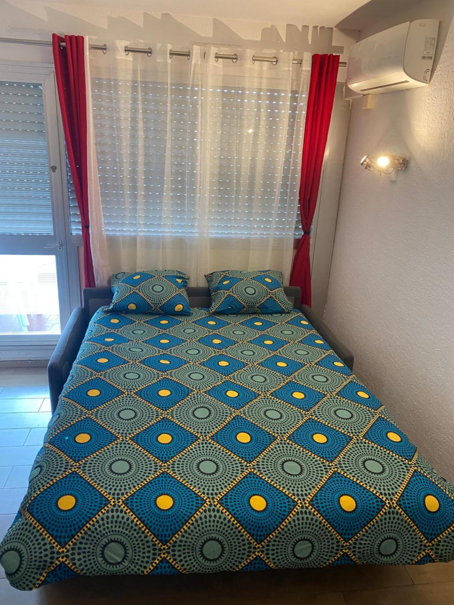 En Classe 2 Etoiles Au Bord De 4 Couchages Avec Lit Superpose Et Au Salon Un Canape Convertible Et Piscine A 300 M Des Transports Communs,gare Ferroviaire,commerces Et Plages Apartment Antibes