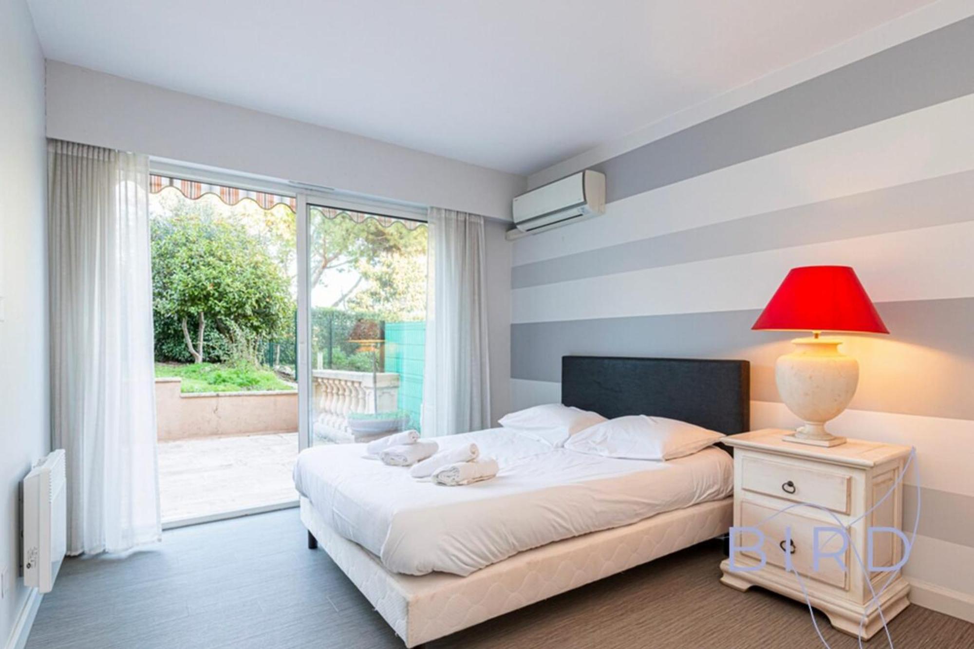 Spacious Pool And Parking Apartment Antibes