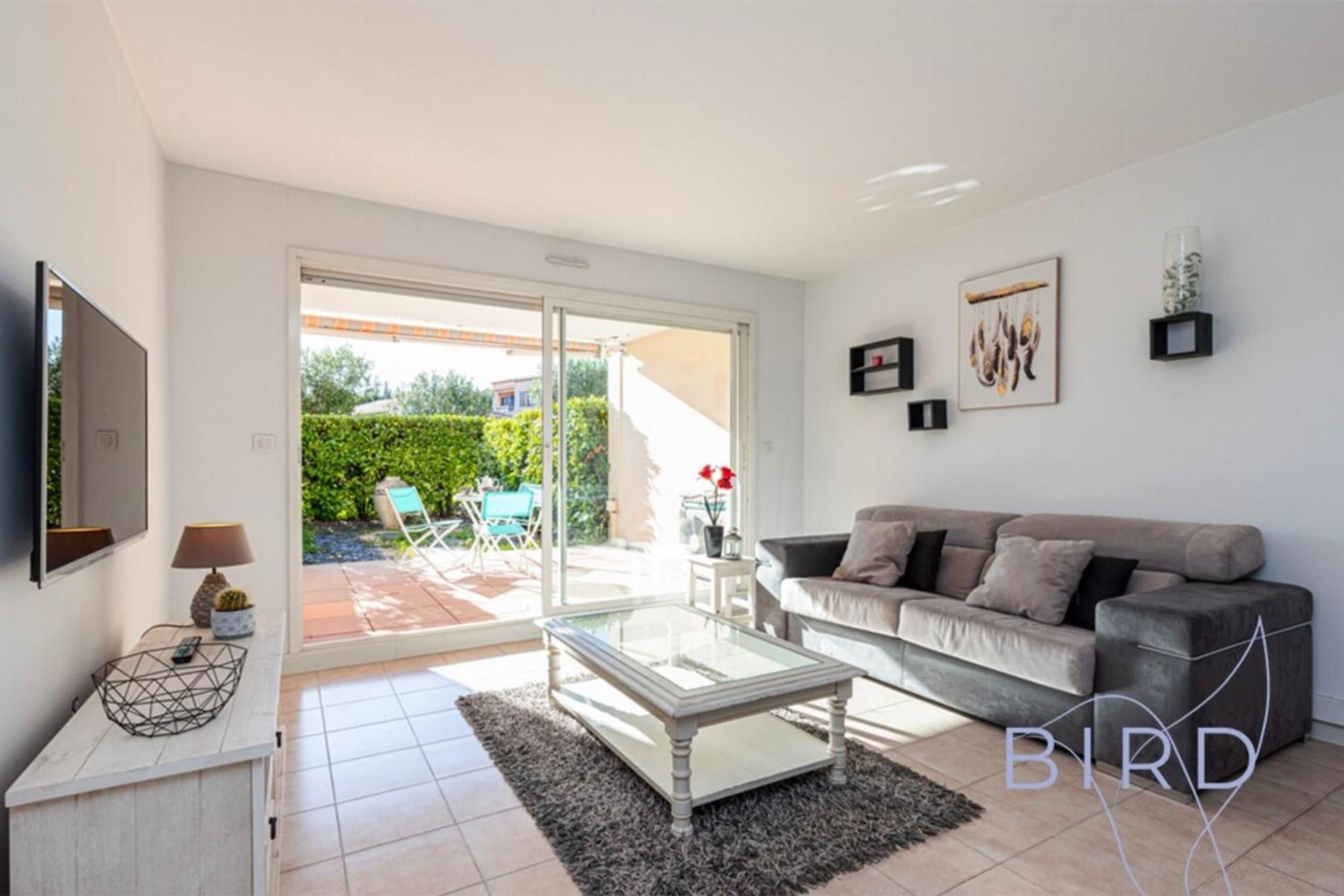 Spacious Pool And Parking Apartment *