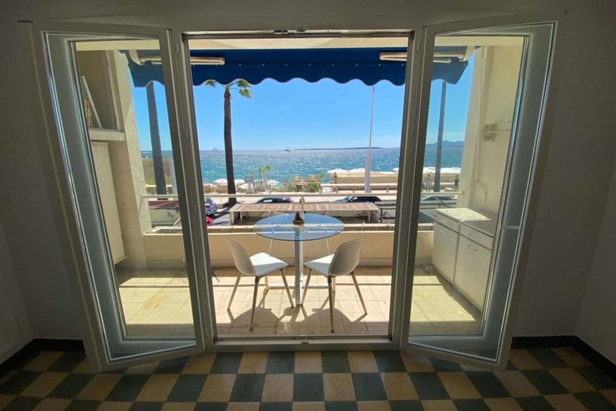 Large On The Seafront Apartment Antibes