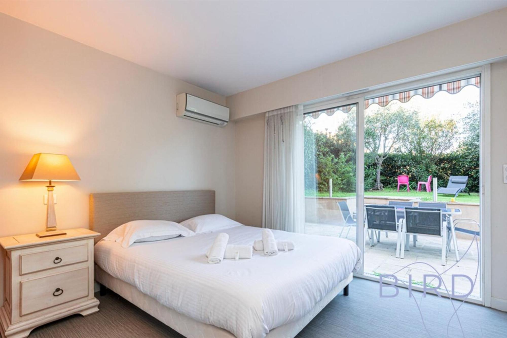 Spacious Pool And Parking Apartment