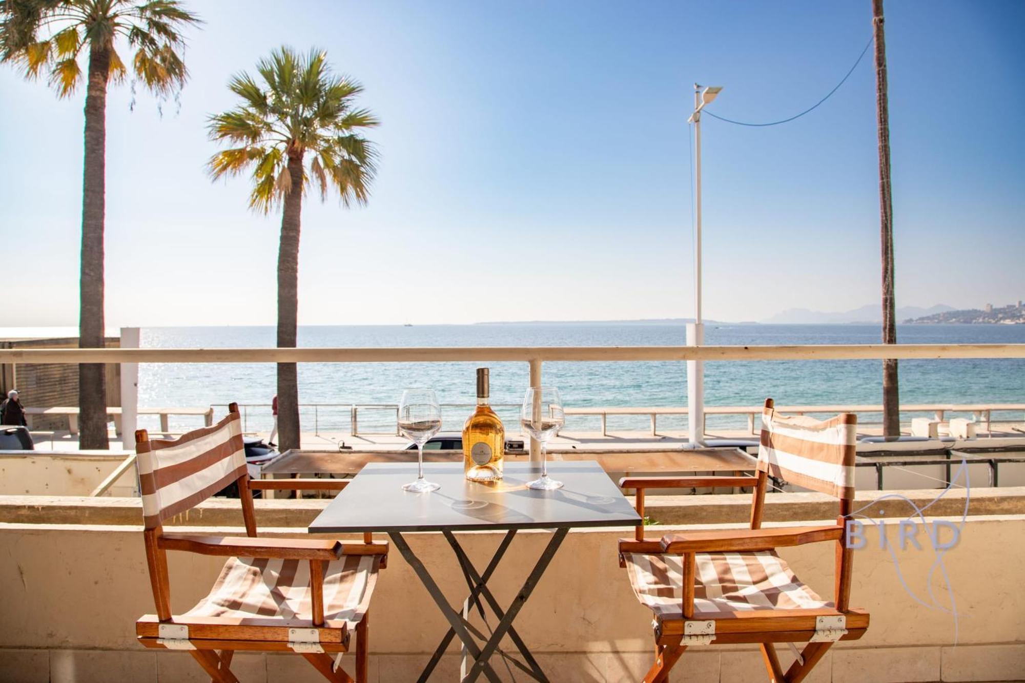 Large On The Seafront Apartment Antibes
