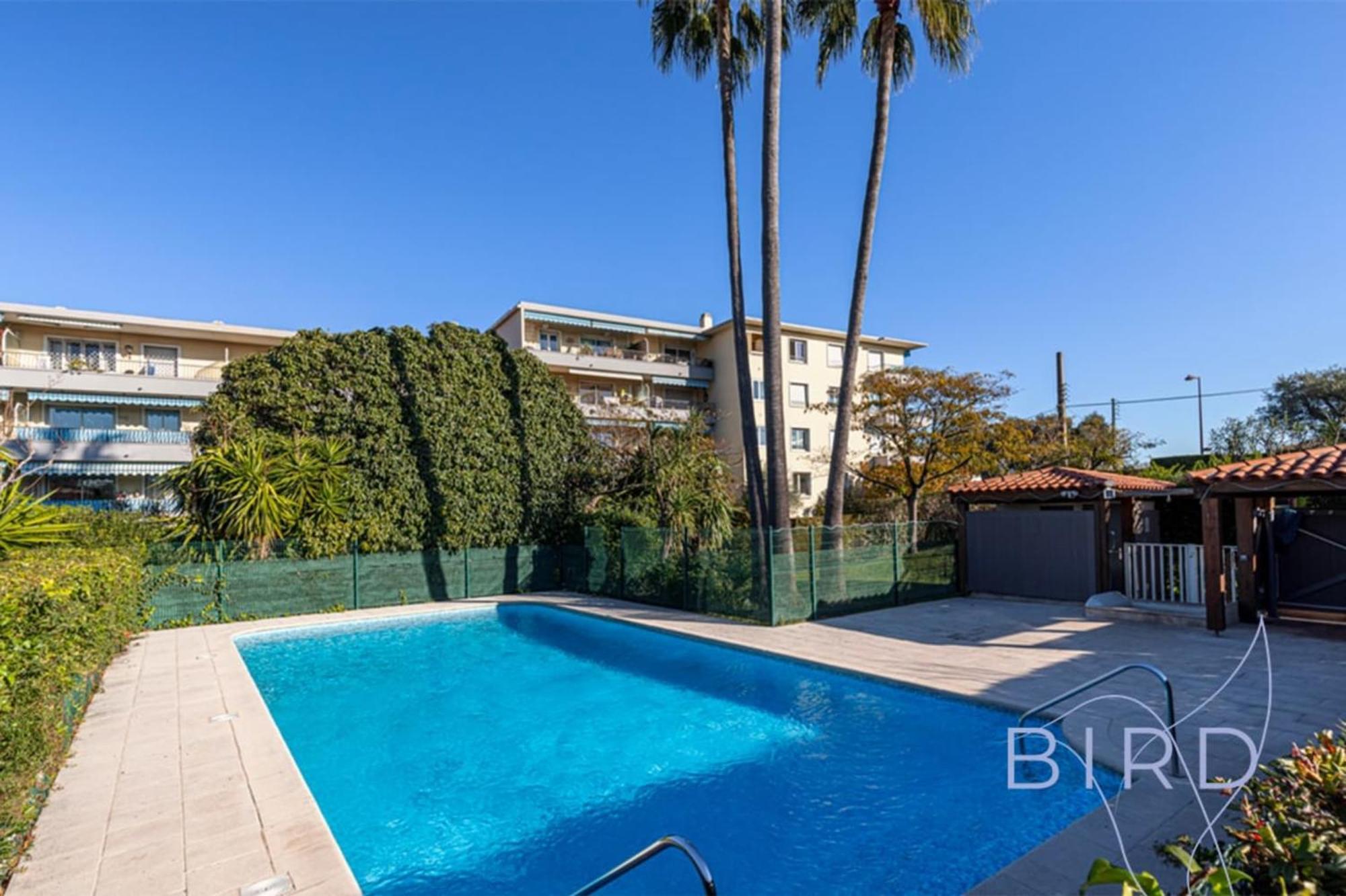 Spacious Pool And Parking Apartment Antibes