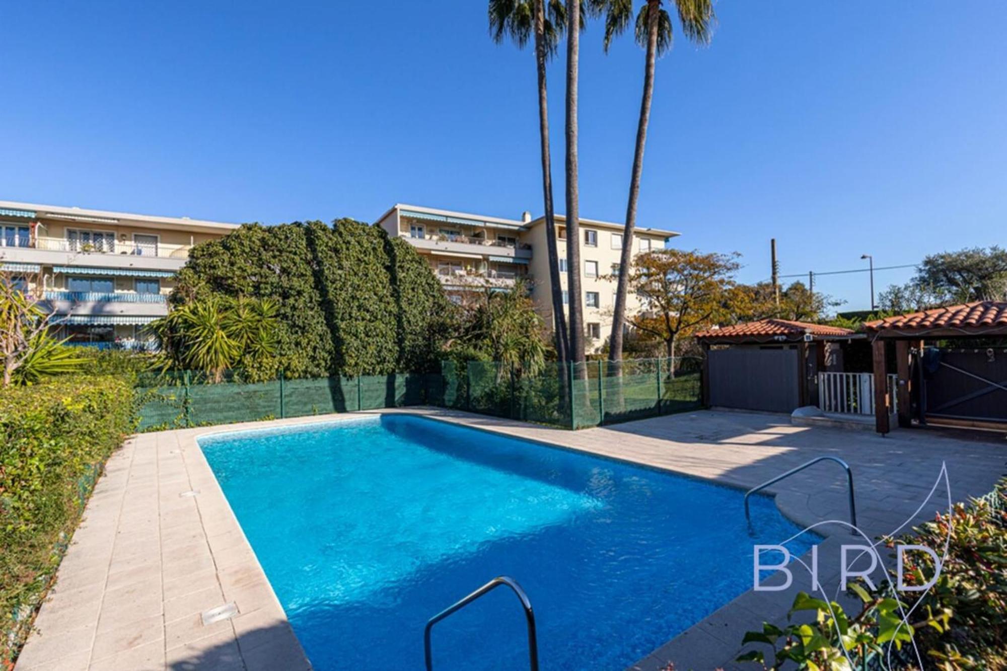 Spacious Pool And Parking Apartment