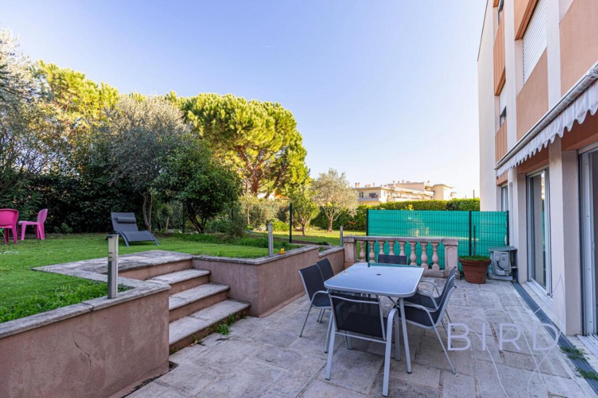 Apartment Spacious Pool And Parking