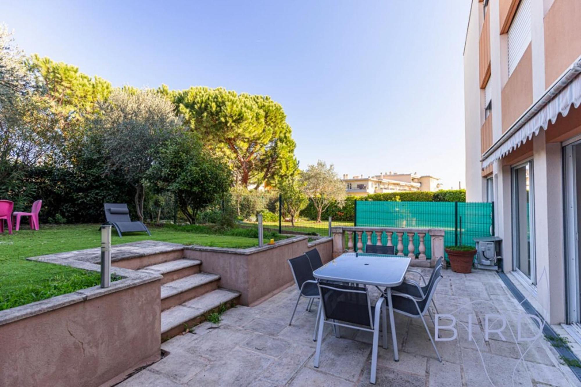 Apartment Spacious Pool And Parking