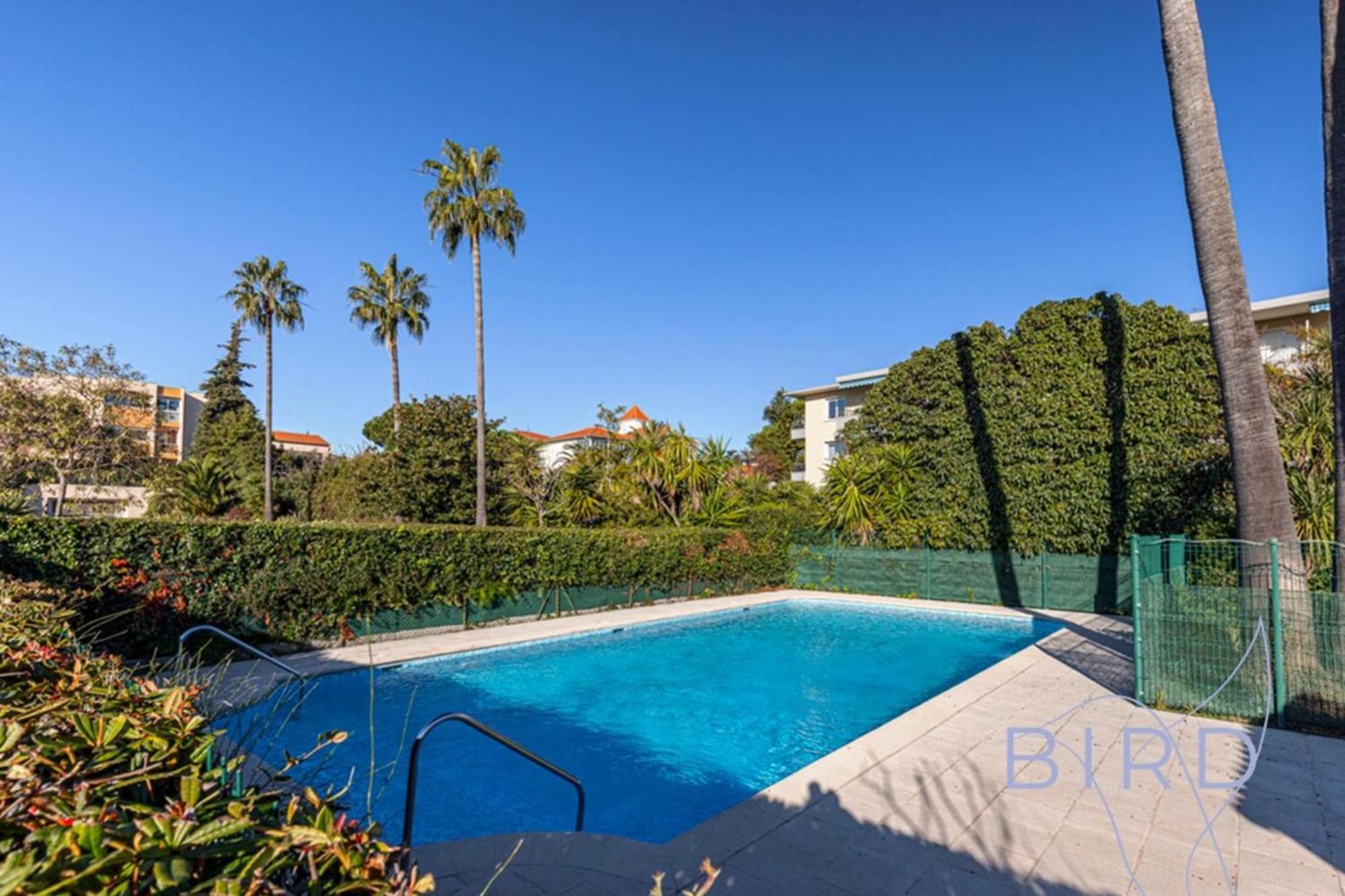 Spacious Pool And Parking Apartment Antibes
