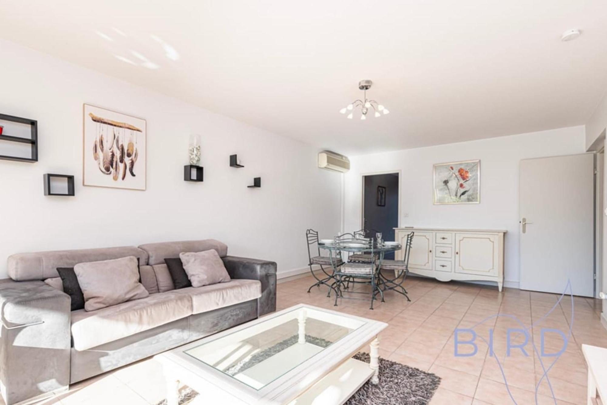 Apartment Spacious Pool And Parking