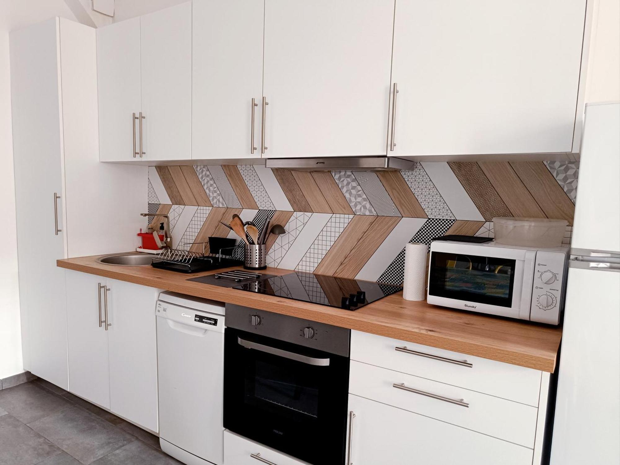 Grand 2 Pieces Renove Climatise, Vieil Antibes, Proche Port