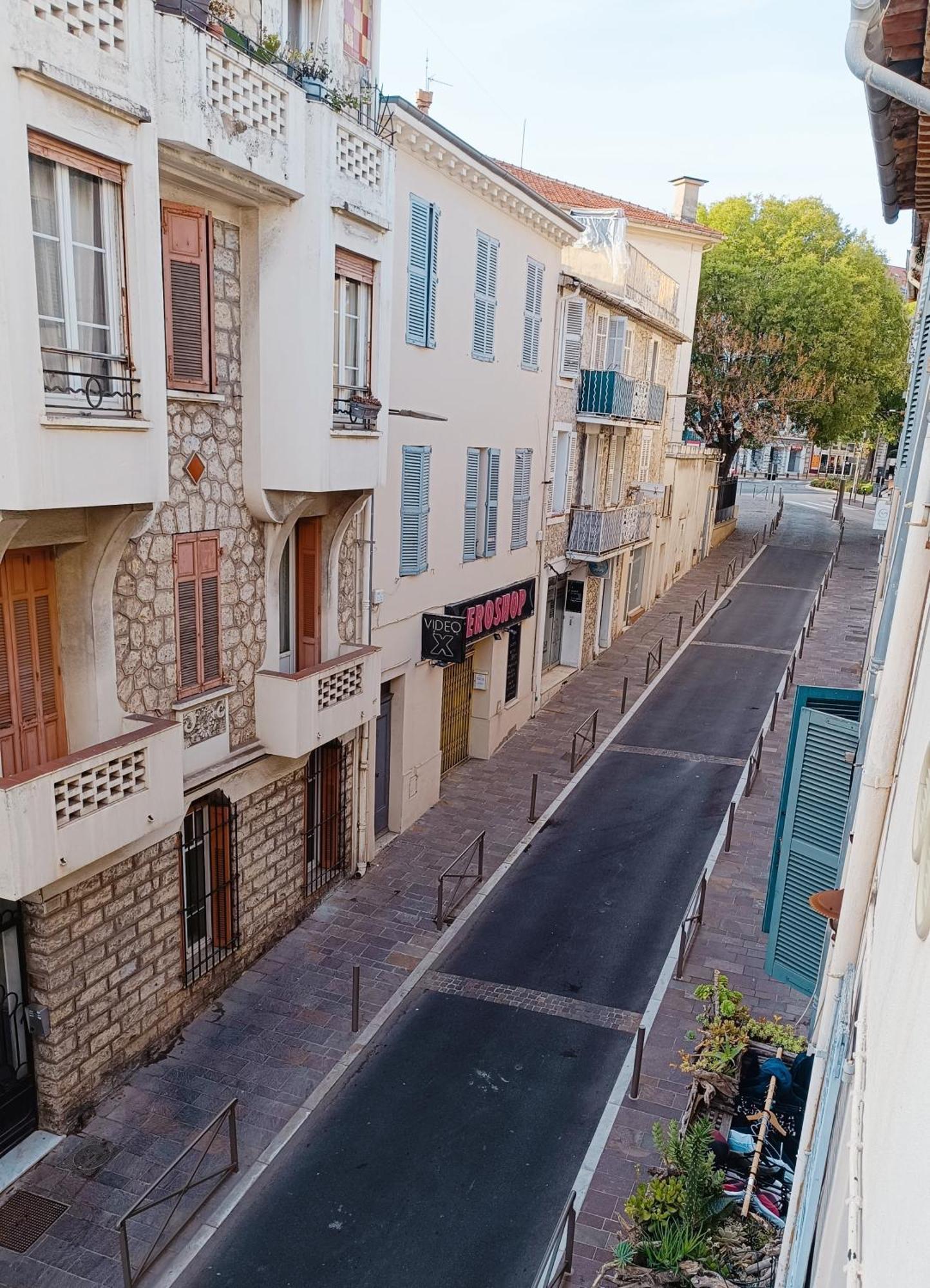 Grand 2 Pieces Renove Climatise, Vieil Antibes, Proche Port Apartment