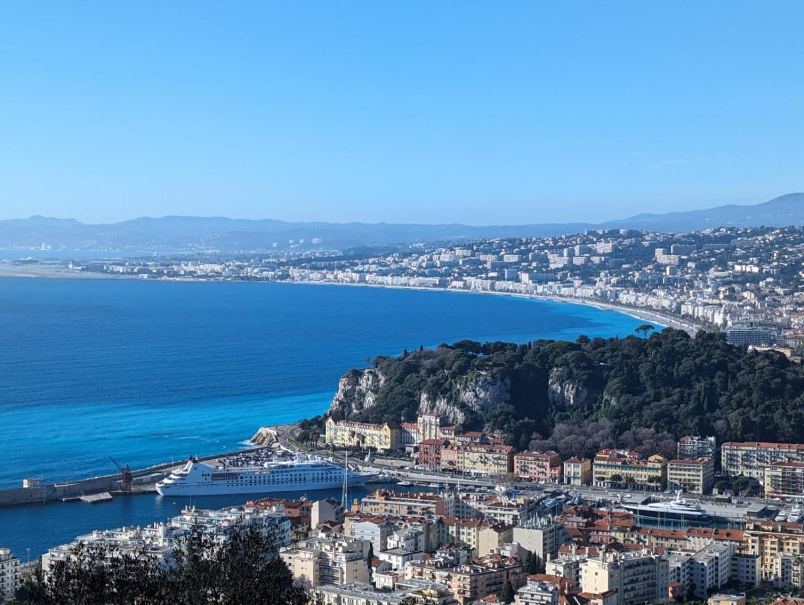 En Classe 2 Etoiles Au Bord De 4 Couchages Avec Lit Superpose Et Au Salon Un Canape Convertible Et Piscine A 300 M Des Transports Communs,gare Ferroviaire,commerces Et Plages Antibes