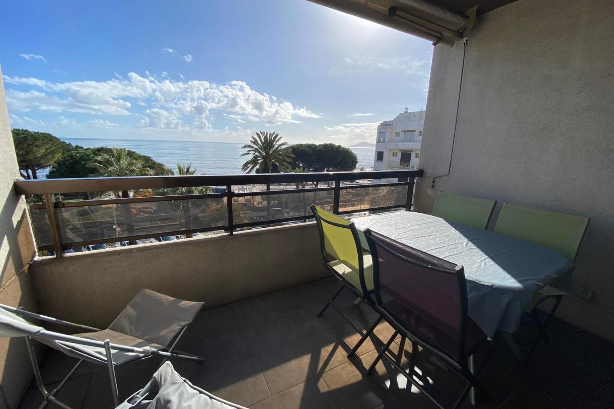 06ay - With Seafront Terrace Apartment Antibes