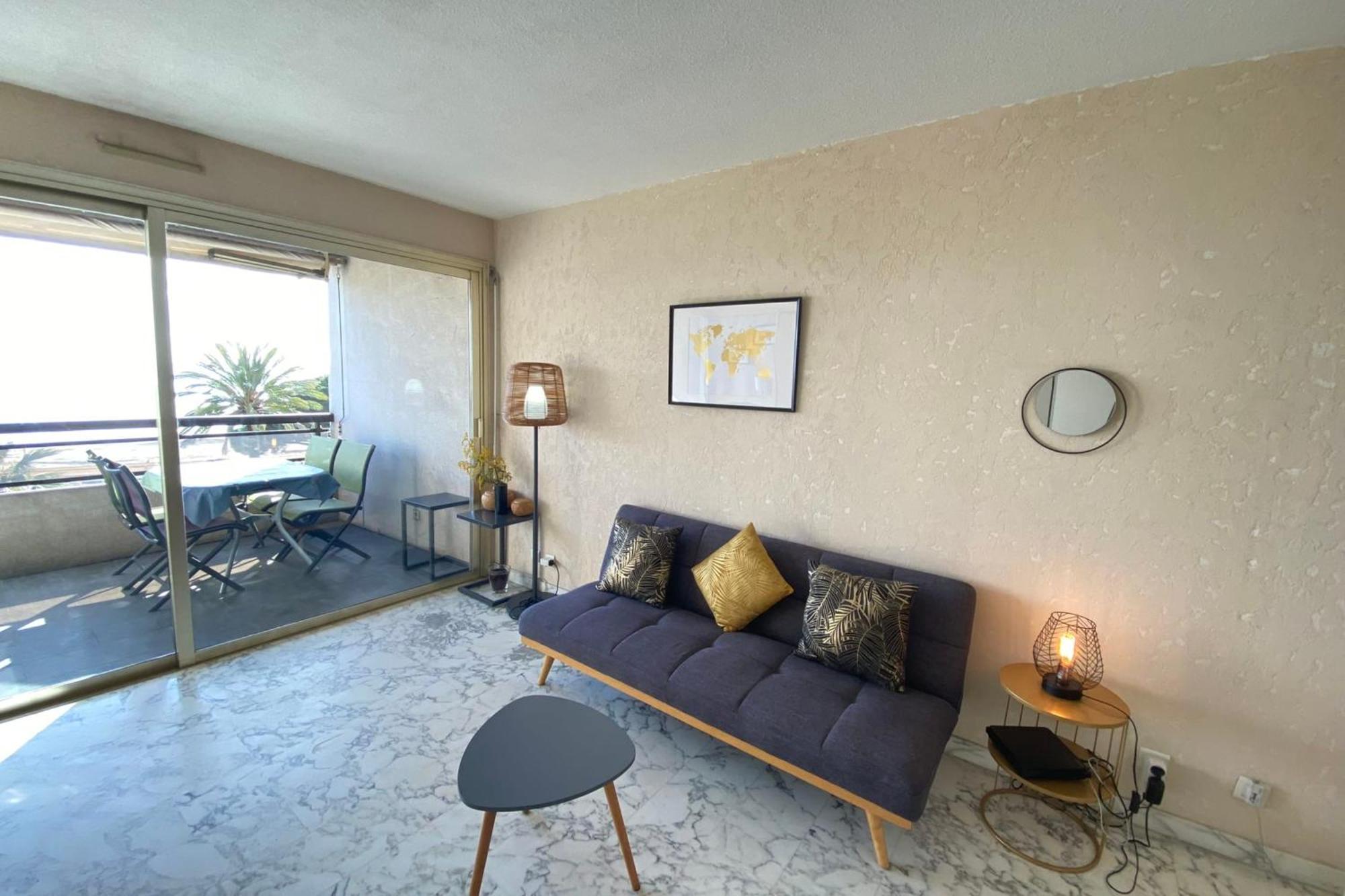 06ay - With Seafront Terrace Antibes