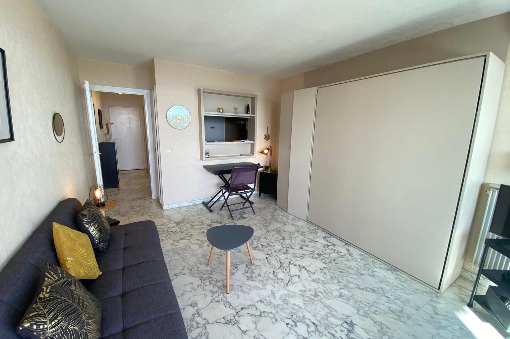 06ay - With Seafront Terrace * Antibes