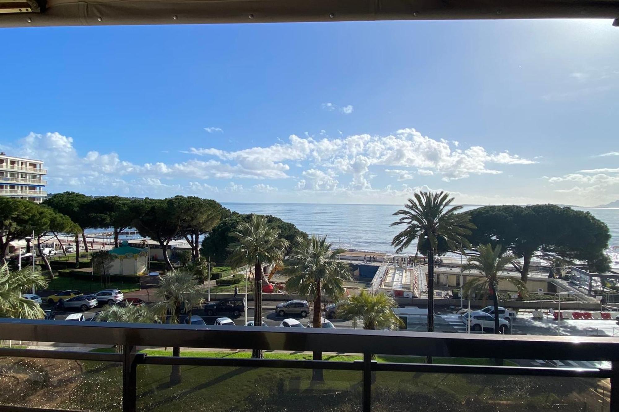 06ay - With Seafront Terrace Apartment *