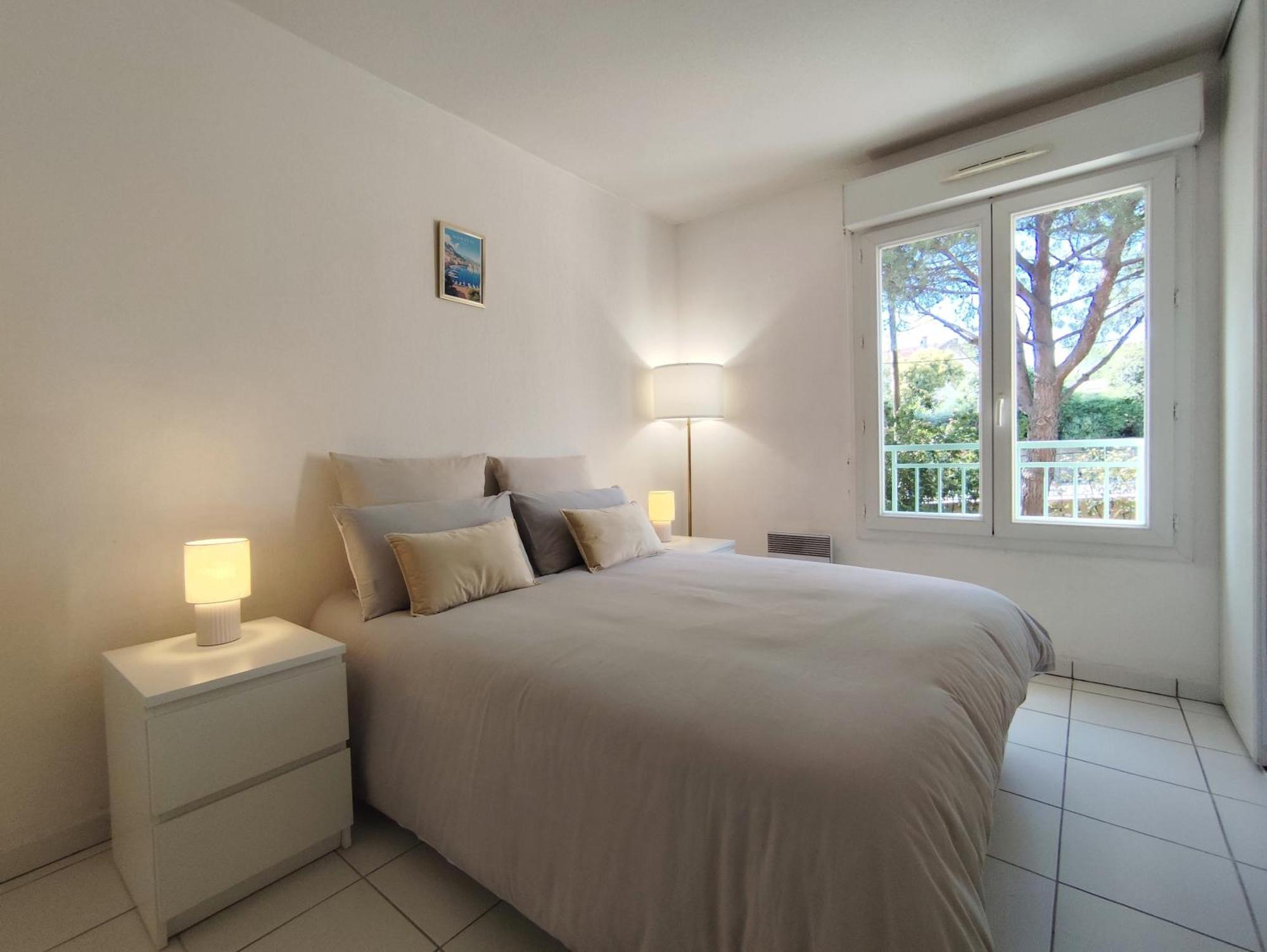 Elegant Two-bedroom With Private Pool And Parking Antibes