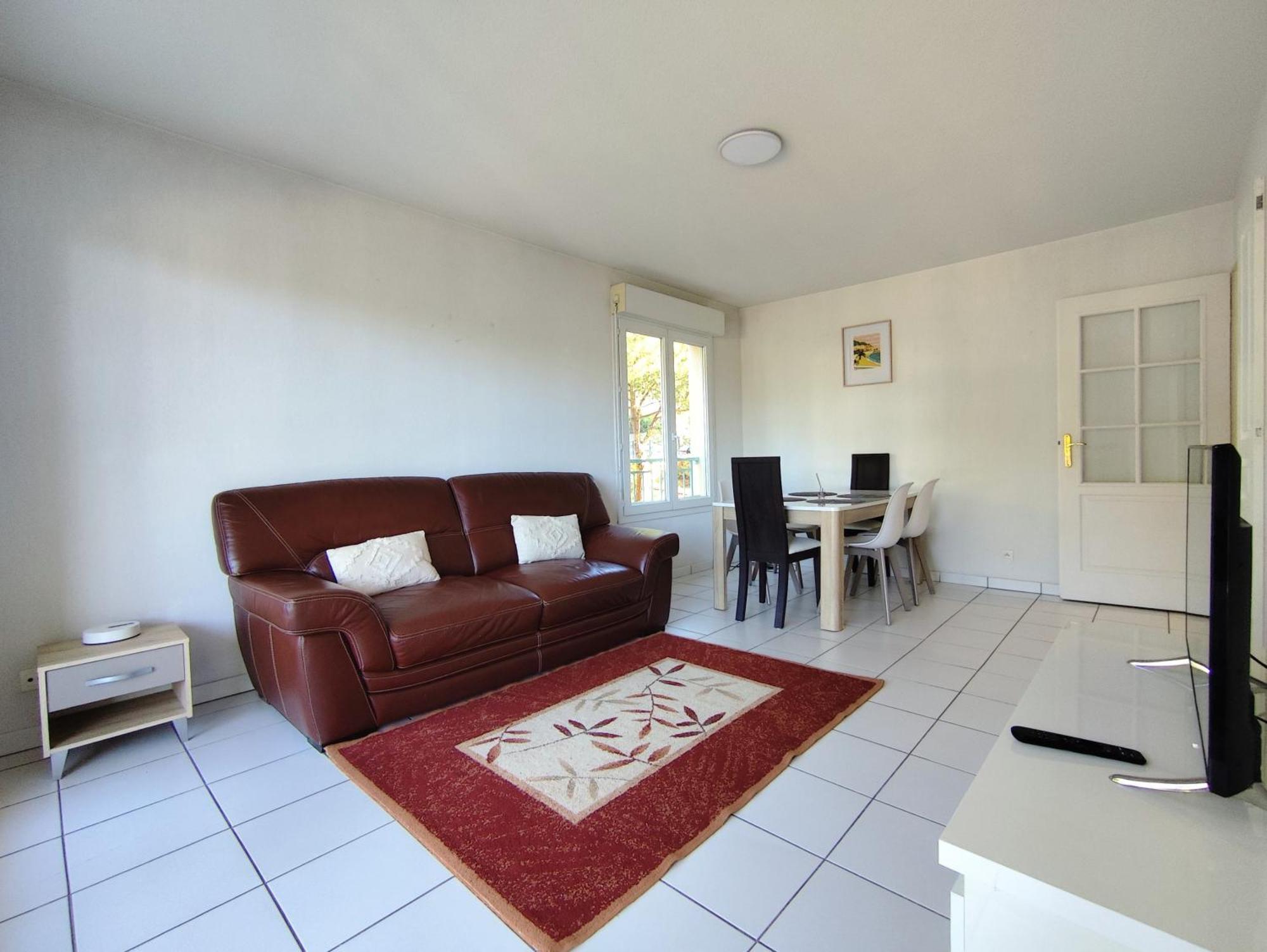 Elegant Two-bedroom With Private Pool And Parking Apartment Antibes