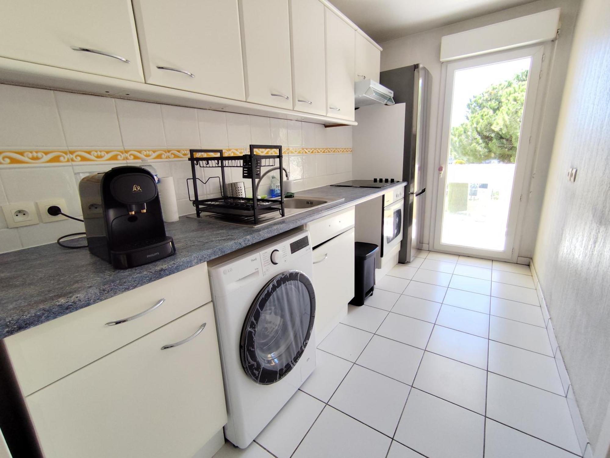 Elegant Two-bedroom With Private Pool And Parking *