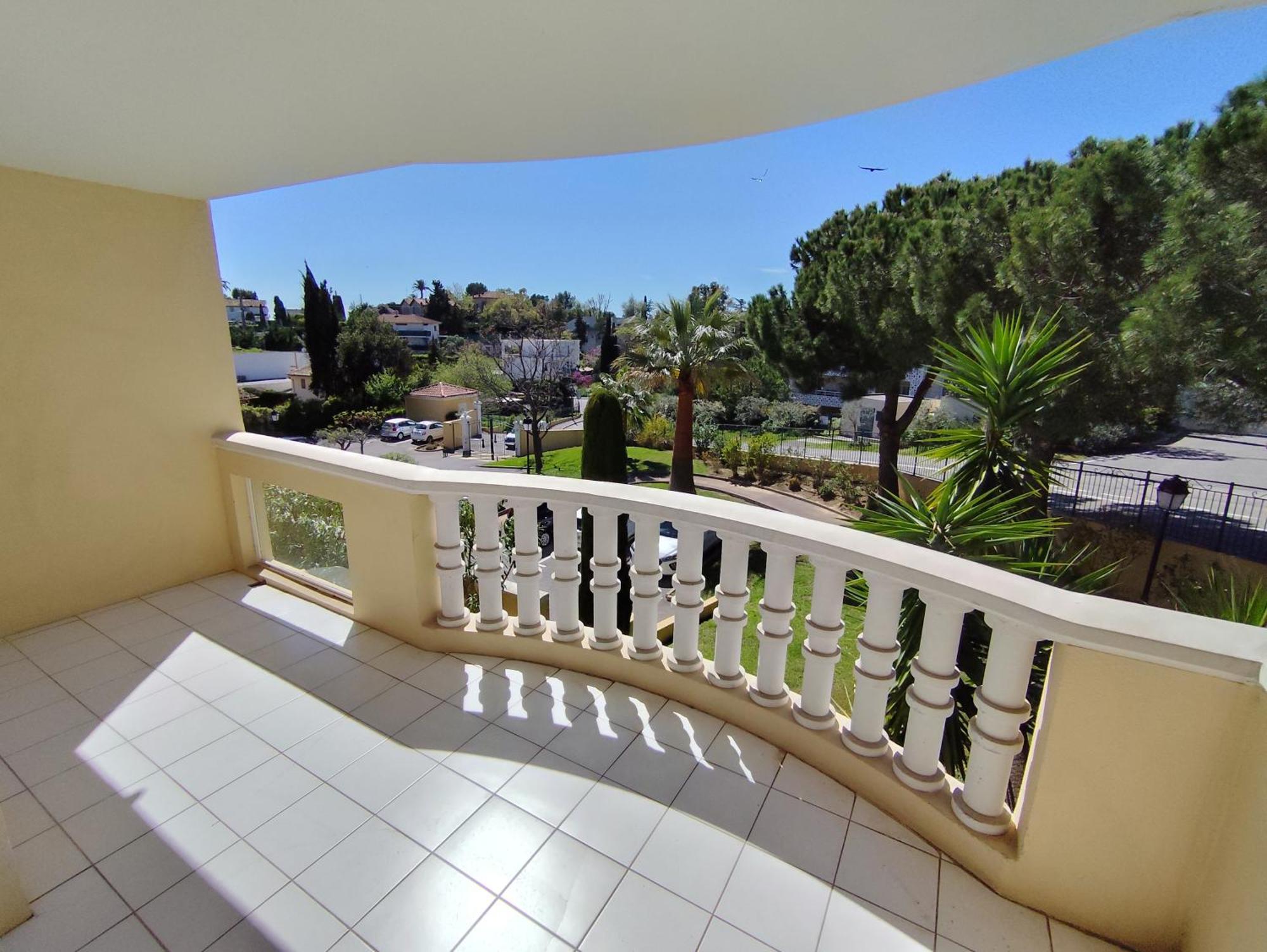Elegant Two-bedroom With Private Pool And Parking *