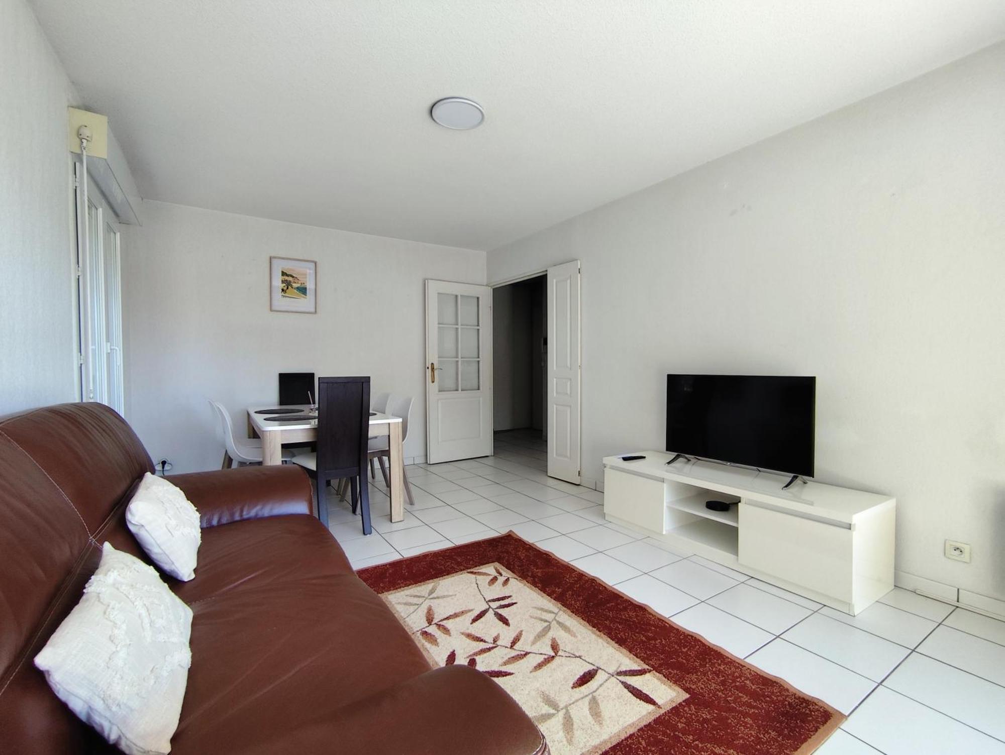 Elegant Two-bedroom With Private Pool And Parking