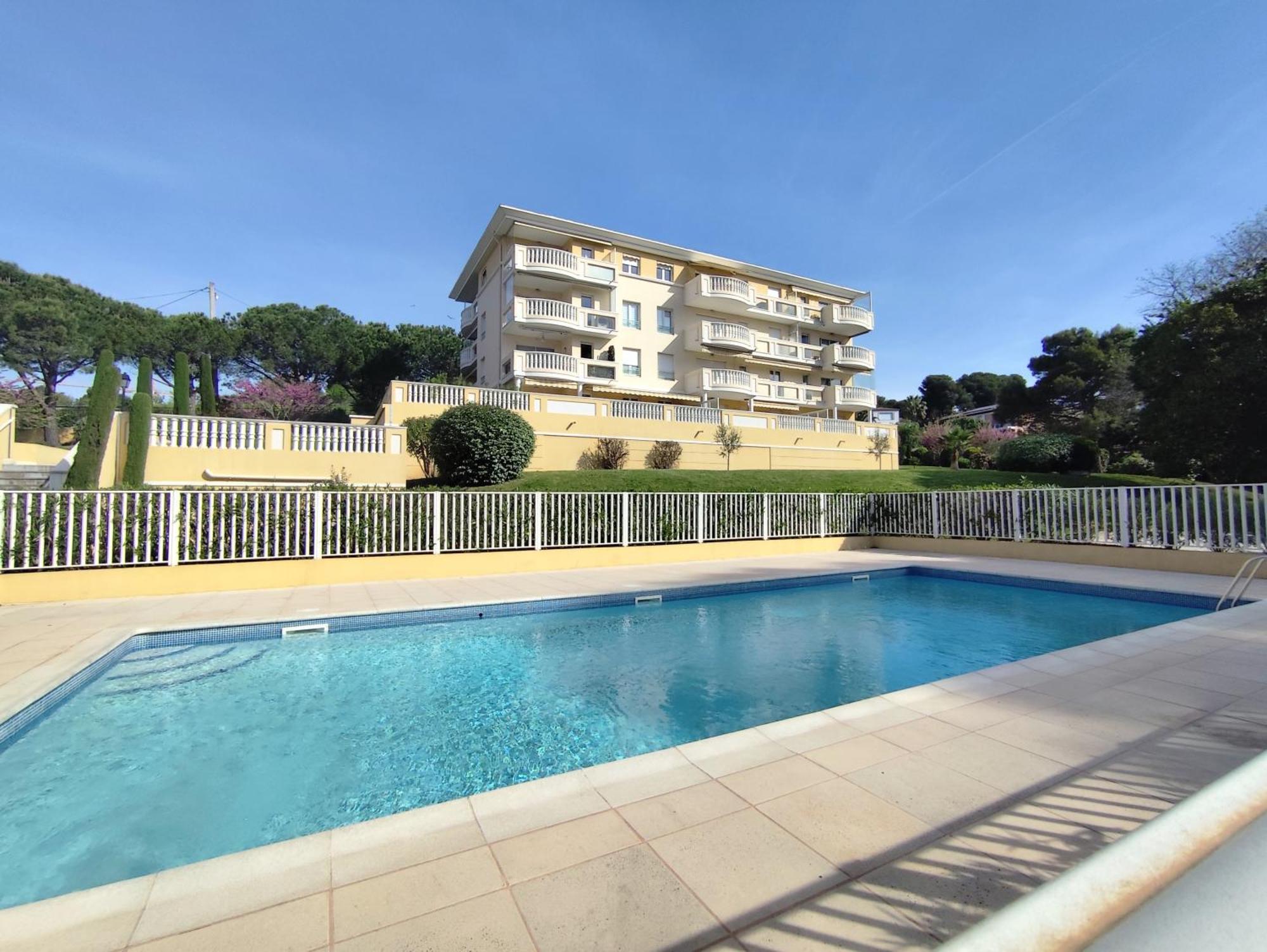 Elegant Two-bedroom With Private Pool And Parking *