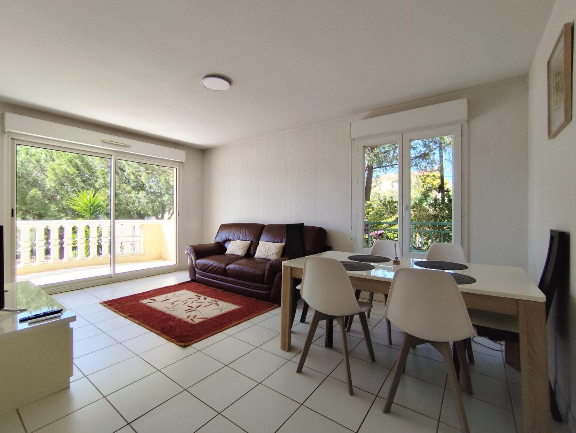 Apartment Elegant Two-bedroom With Private Pool And Parking *