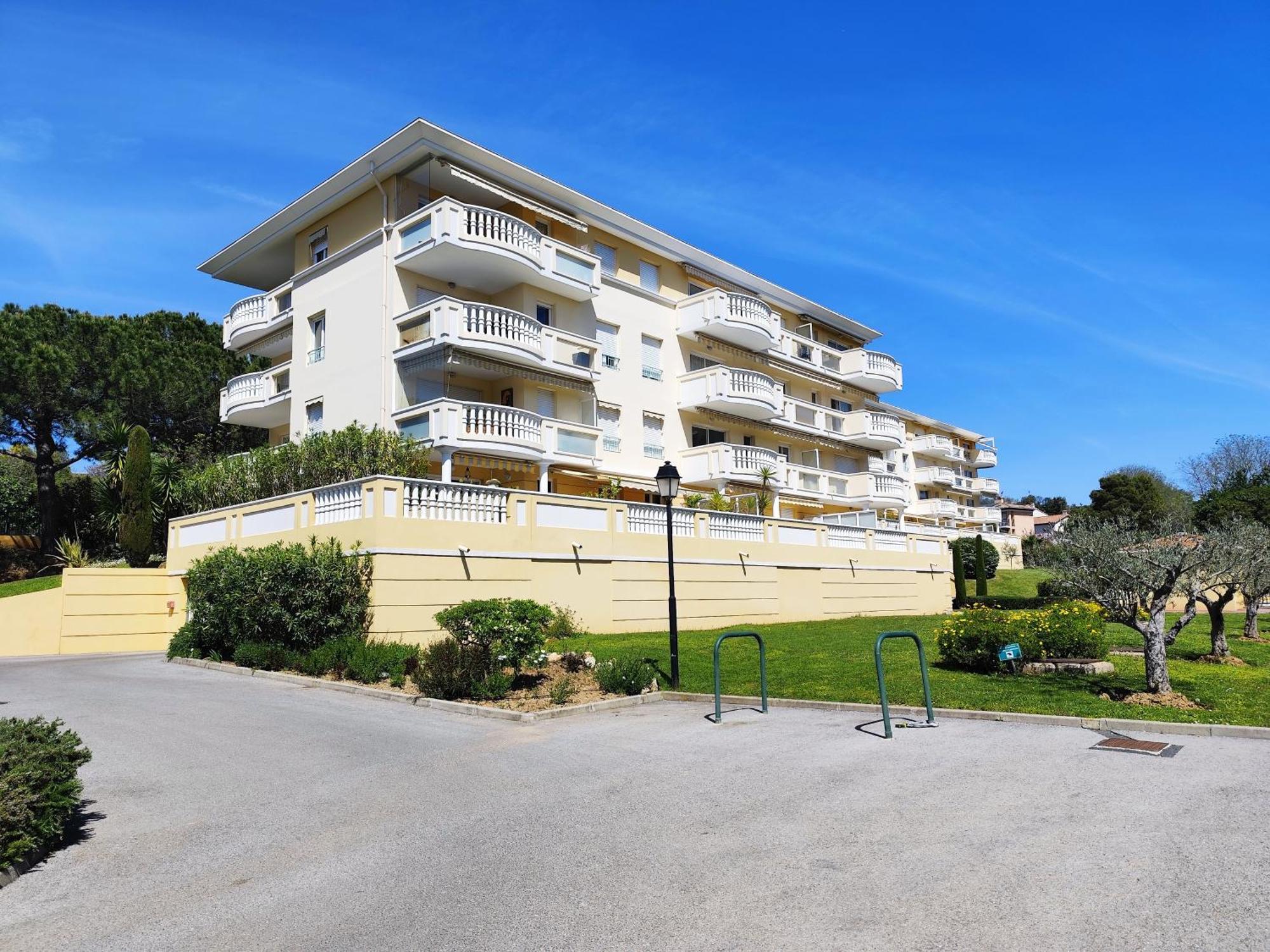 Elegant Two-bedroom With Private Pool And Parking