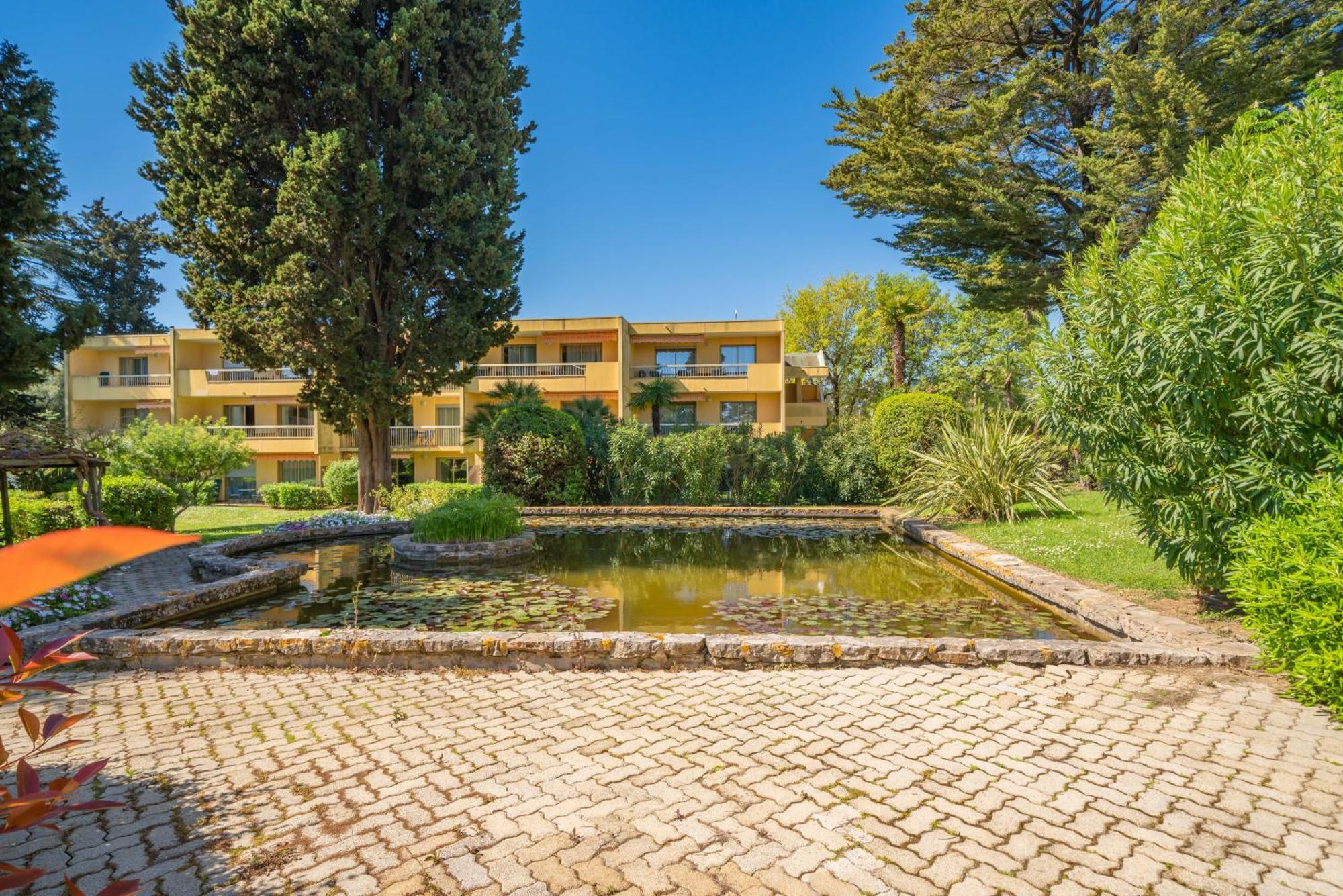Spacious At A 5 Min Walk From The *