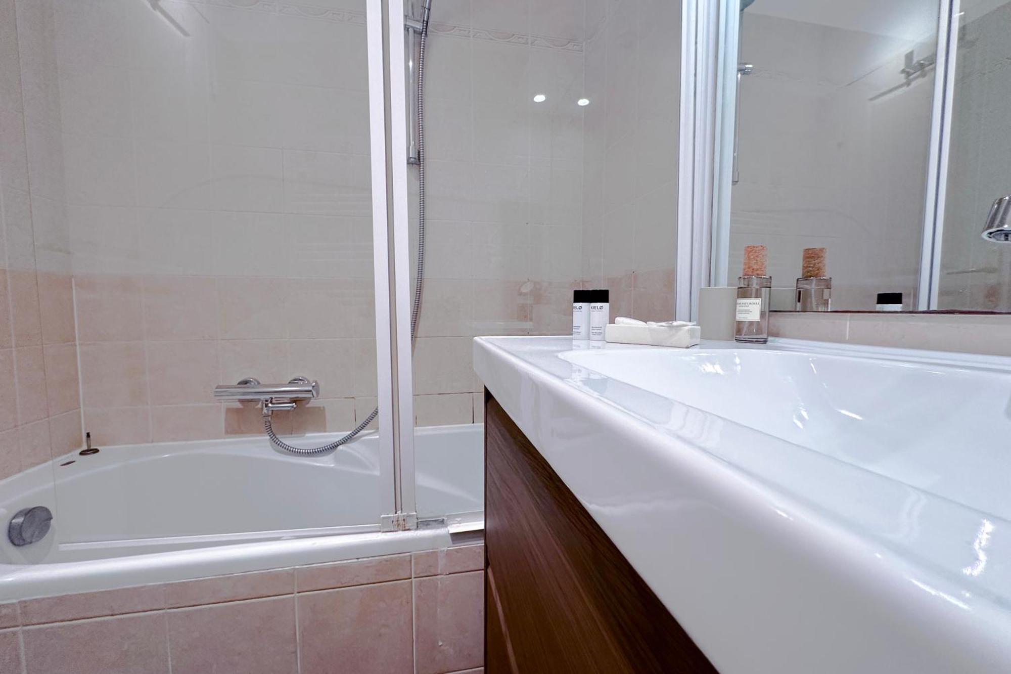 Apartment St Roch 2 - 300 M De La Gare, Clim, Terrasse, Garage Antibes