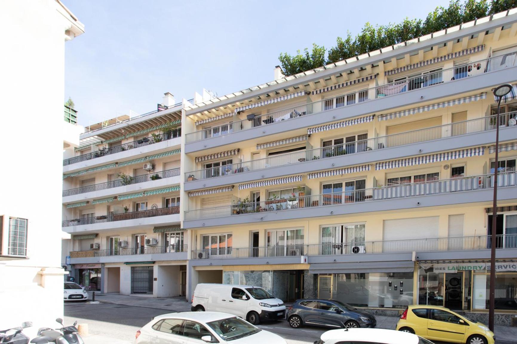 Apartment 5min Train Station & Sea - Ac & Balcony *