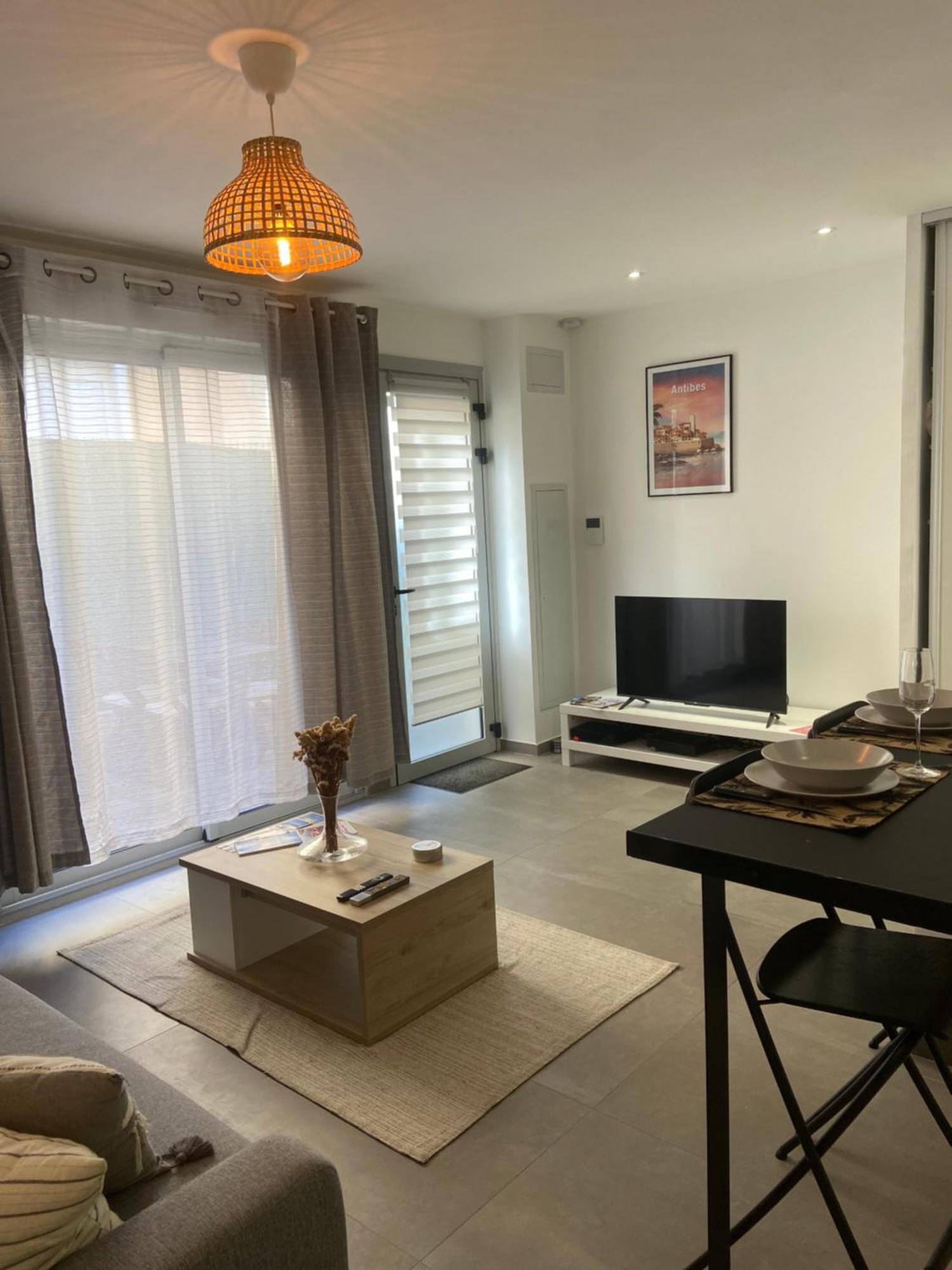 Apartment Confortable - Parking Inclus - Proche Juan-les-pins Antibes
