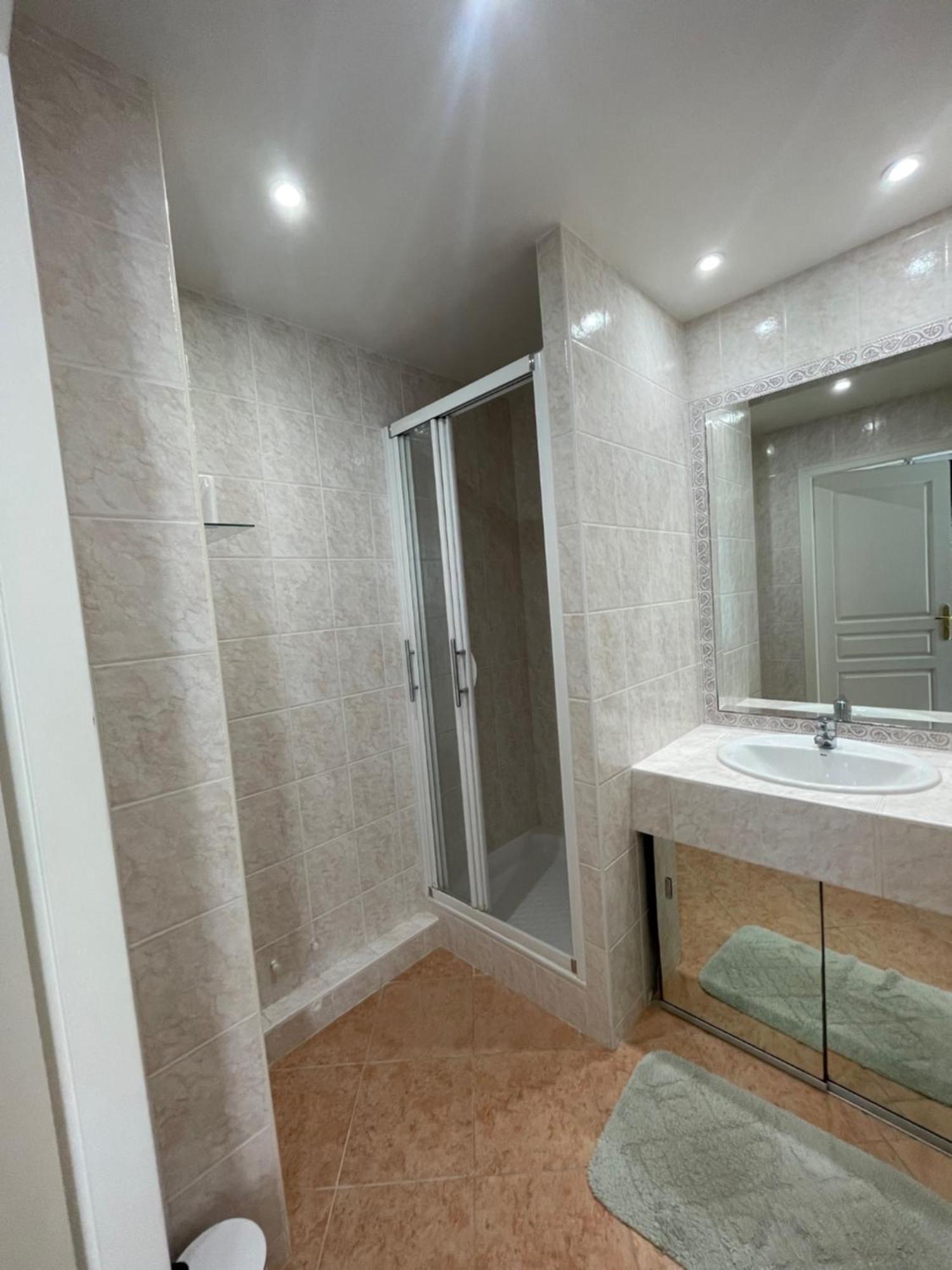 Apartment Deux Pieces Climatise A Pied Et Garage *