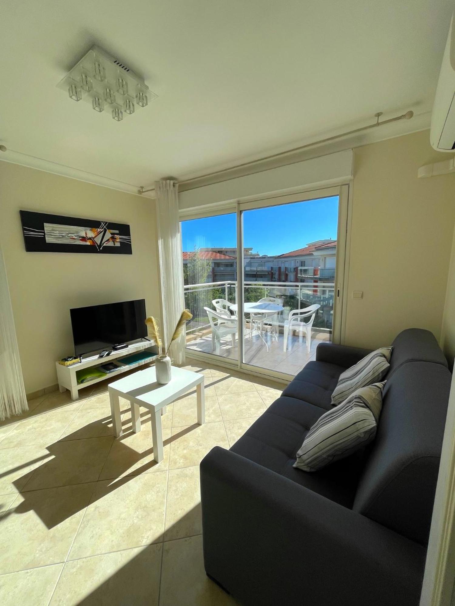Deux Pieces Climatise A Pied Et Garage * Antibes