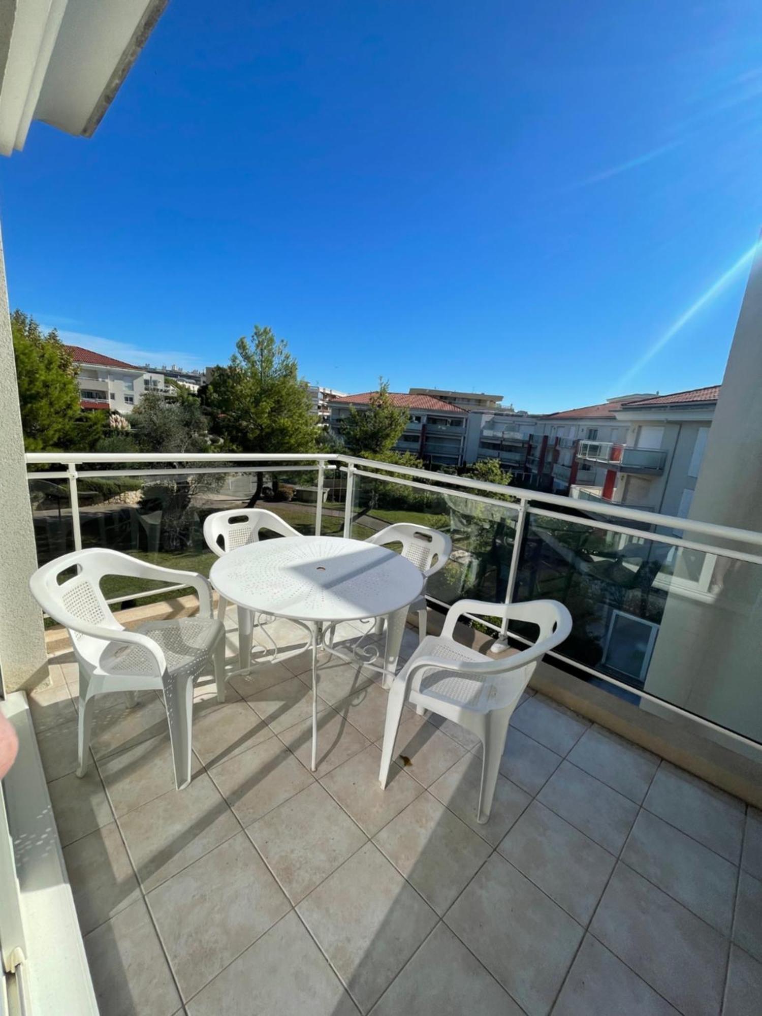 Apartment Deux Pieces Climatise A Pied Et Garage