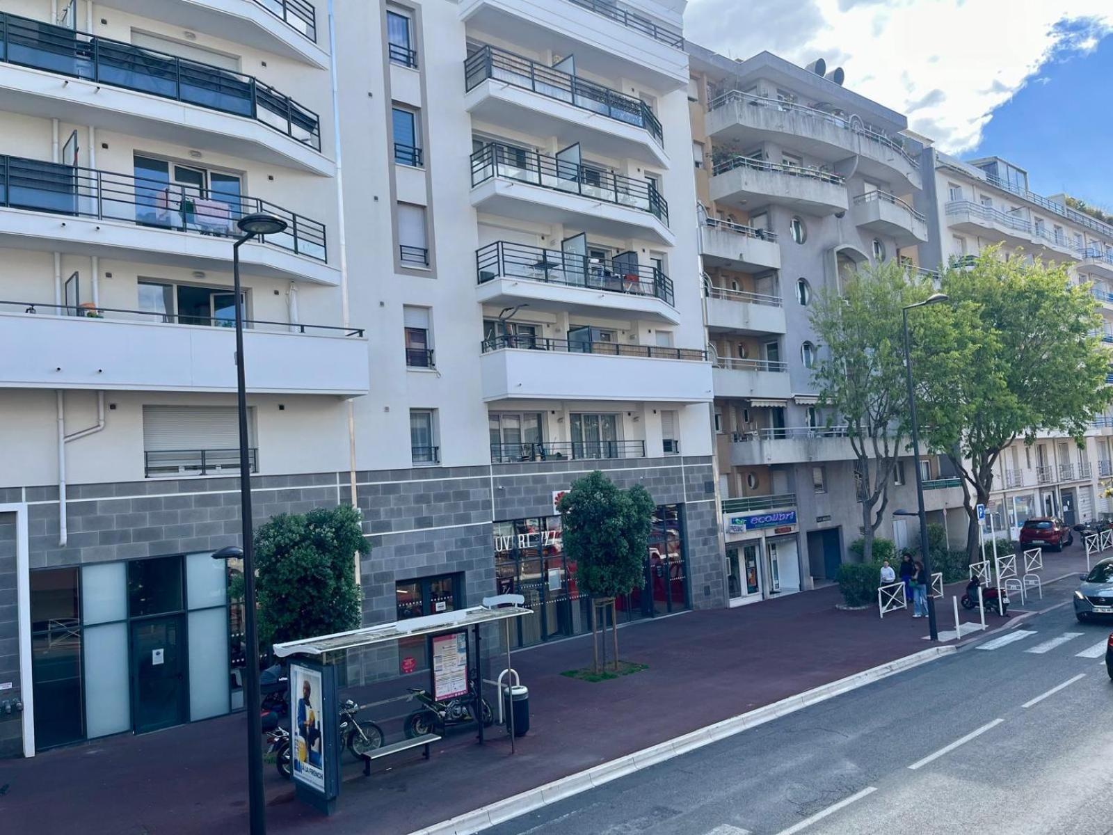 Juan 1 Yourhosthelper * Antibes