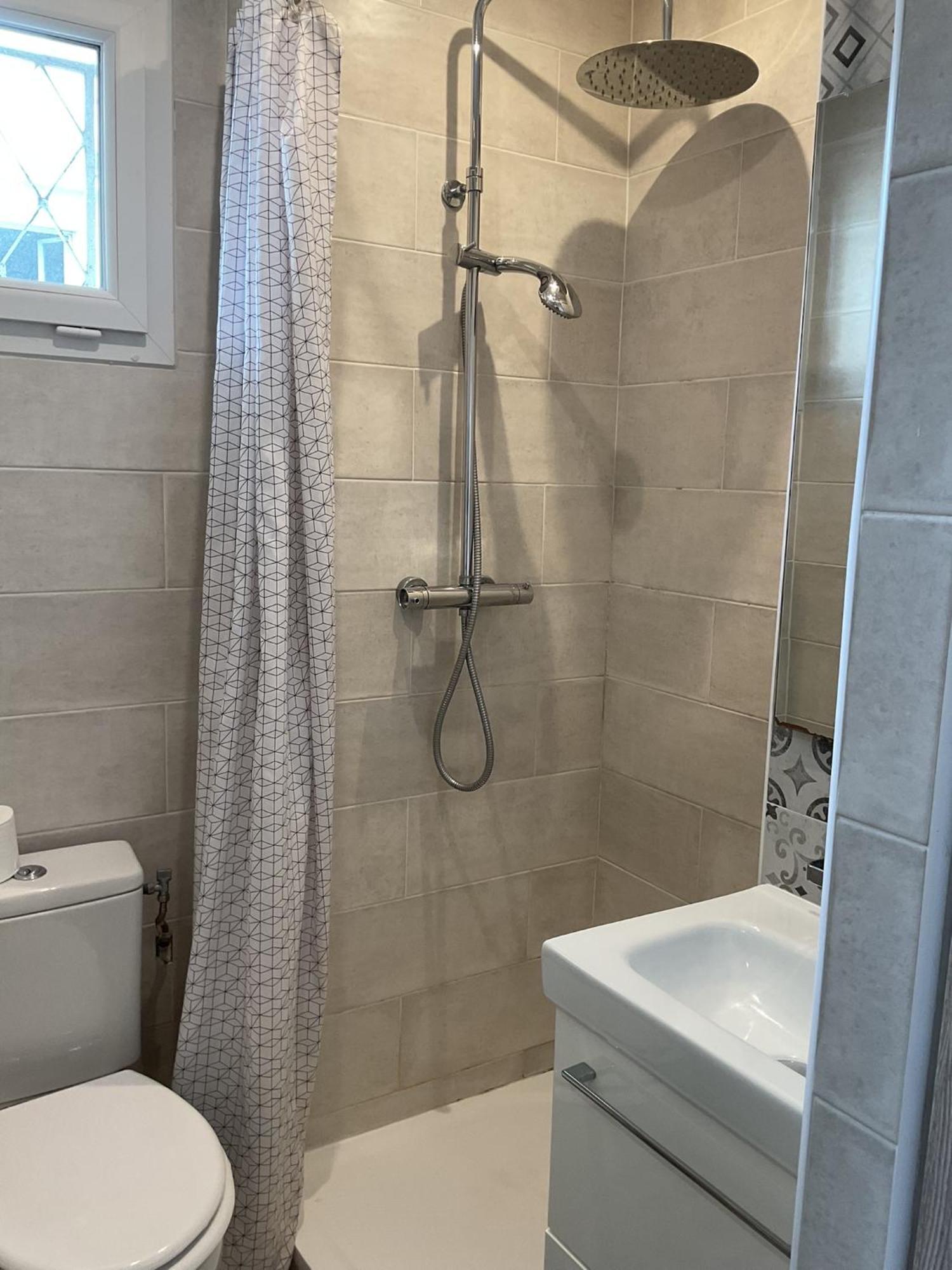 Appartement F2 50 M De La *