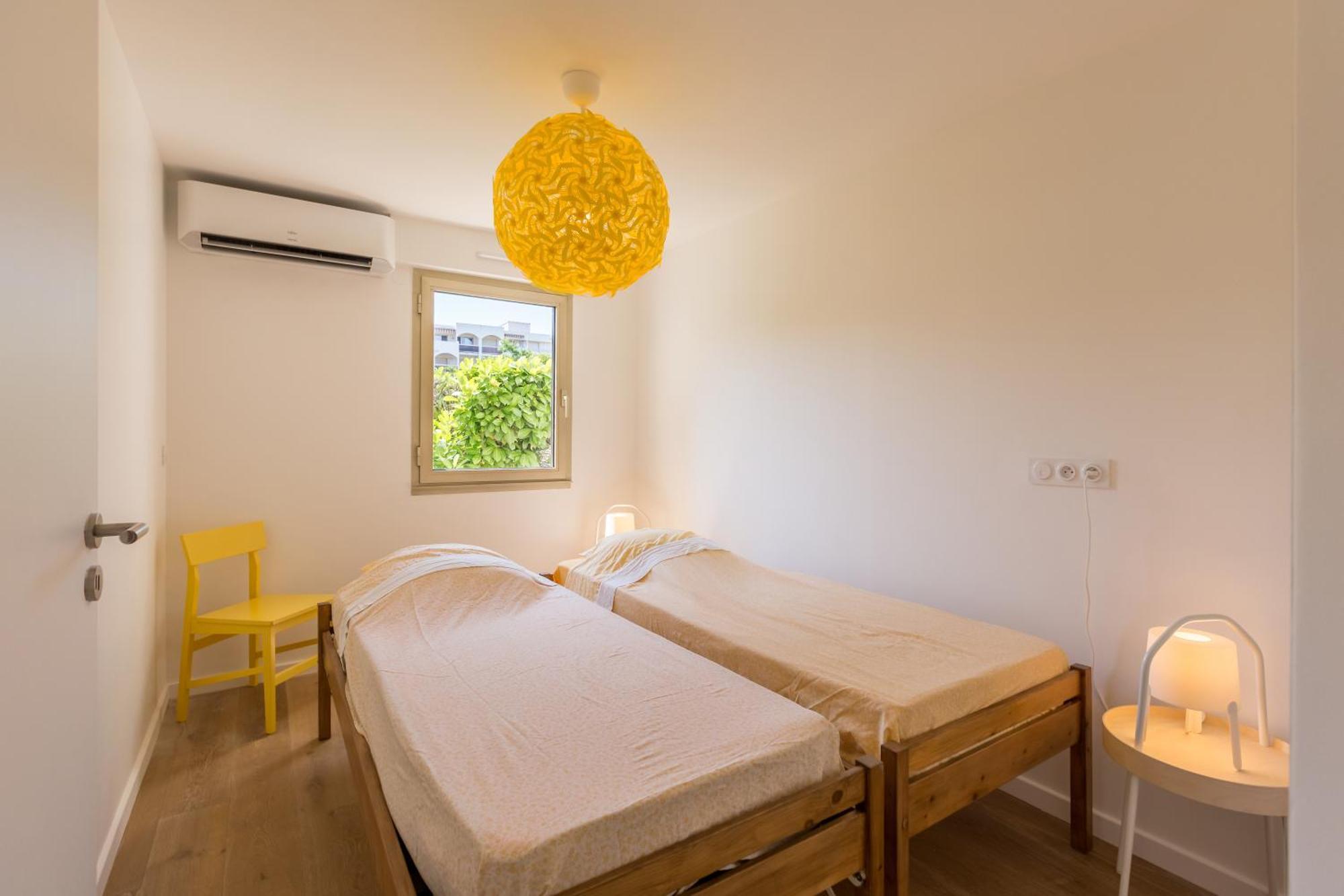 Rez De Jardin, Grande Terrasse Dans Avec Piscine * Antibes