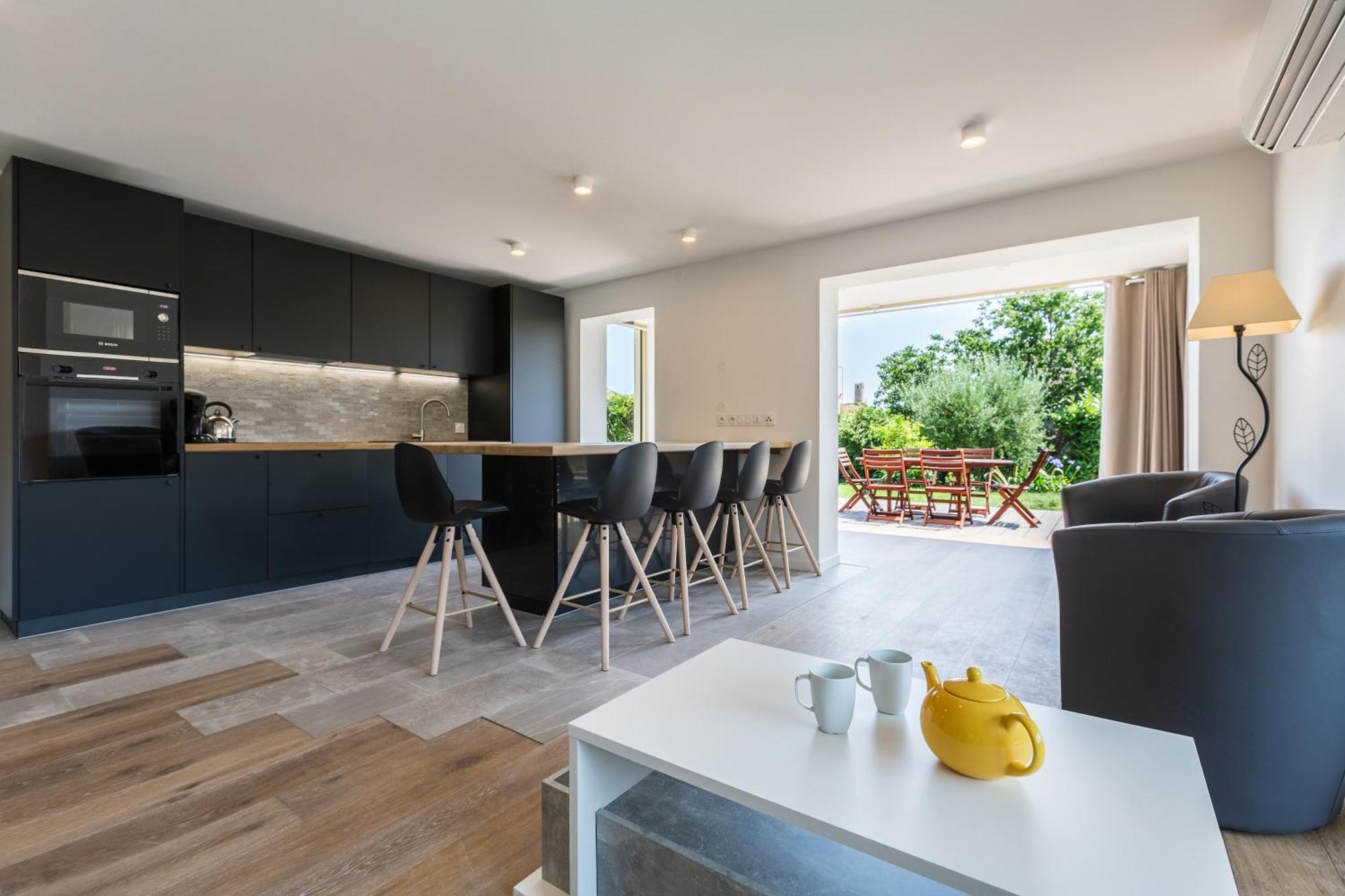 Rez De Jardin, Grande Terrasse Dans Avec Piscine Appartement