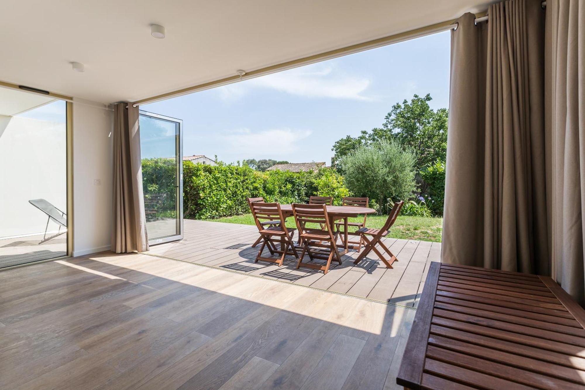 Rez De Jardin, Grande Terrasse Dans Avec Piscine *