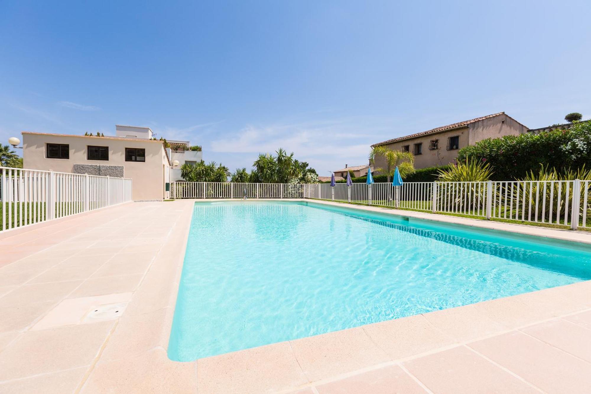 Rez De Jardin, Grande Terrasse Dans Avec Piscine Appartement *