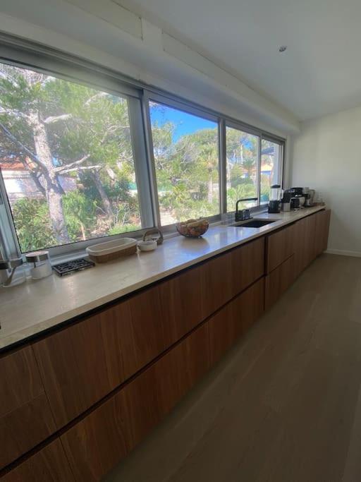 Cap D Contemporaine Pied Dans L Eau Antibes