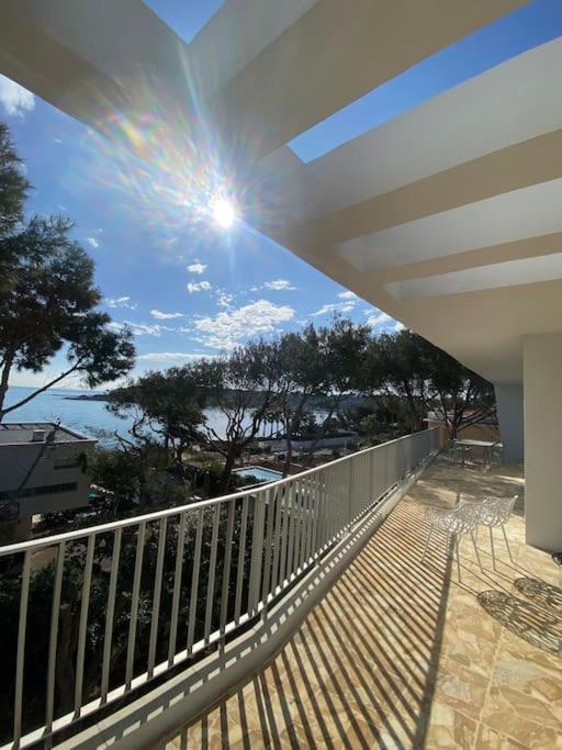 Cap D Contemporaine Pied Dans L Eau