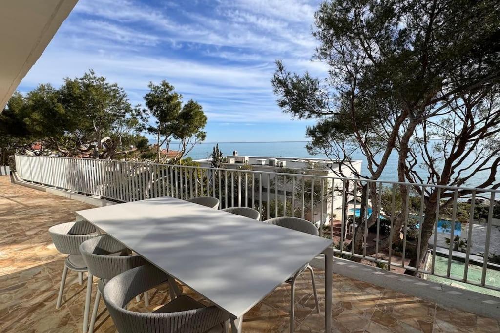 Cap D Contemporaine Pied Dans L Eau * Antibes