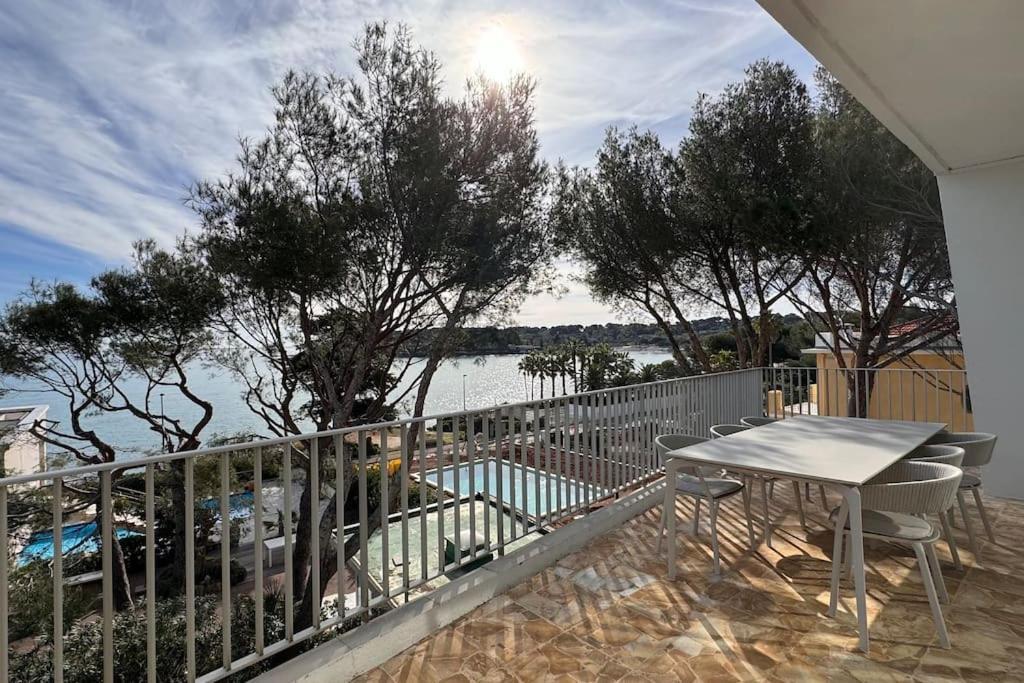 Cap D Contemporaine Pied Dans L Eau