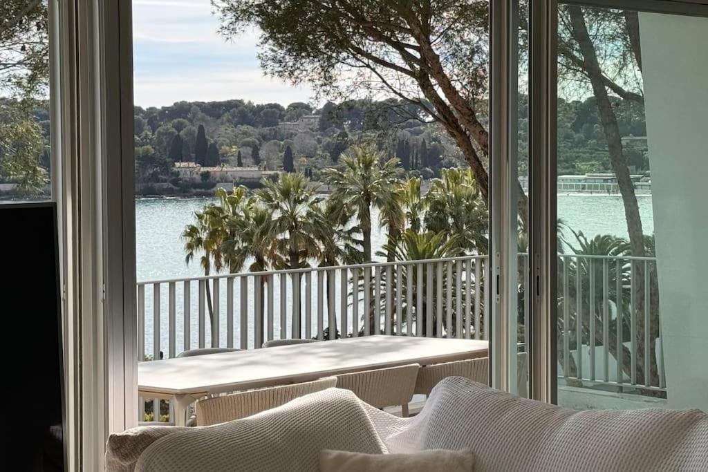 Cap D Contemporaine Pied Dans L Eau *