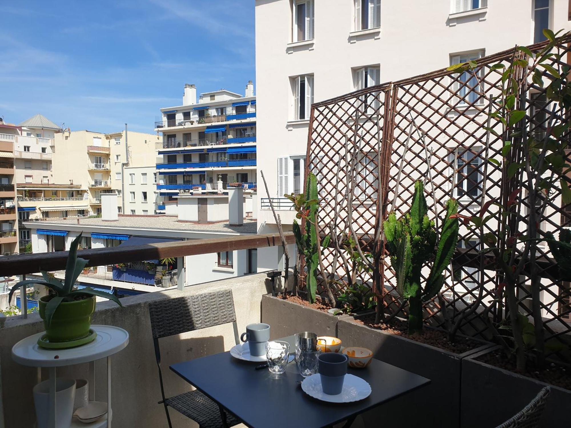White Pearl Apartment