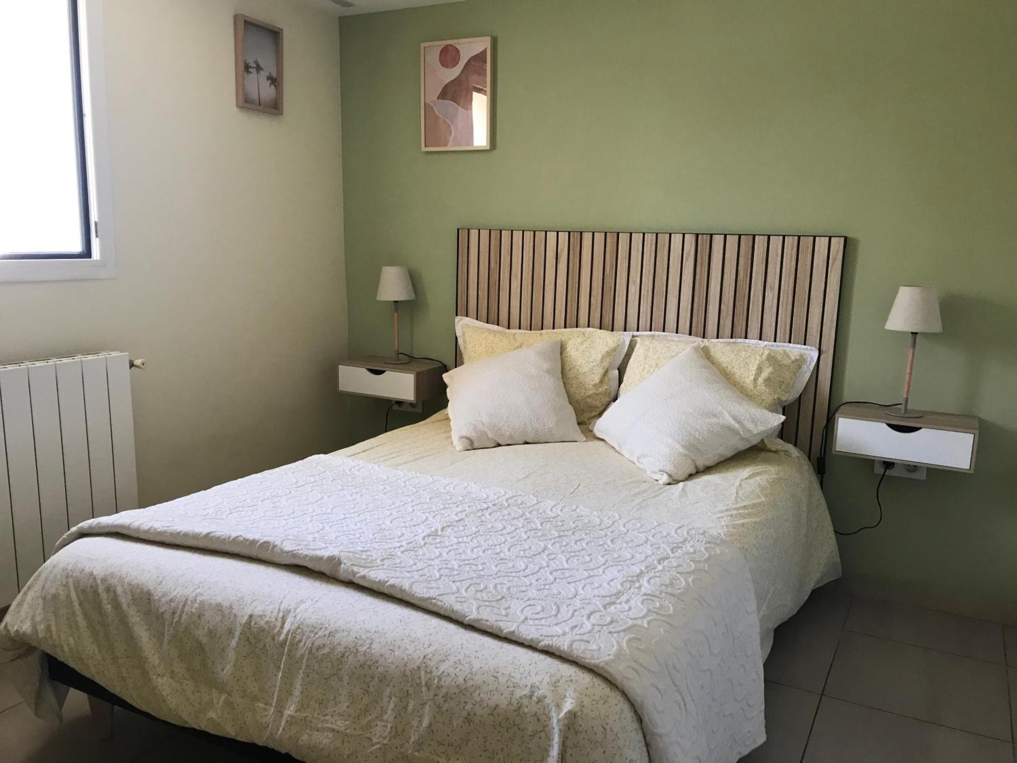 Deux Pieces Donnant Sur Un Jardin Antibes